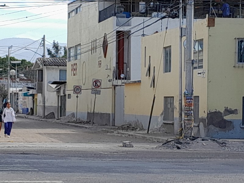 Terminan obra, se van y abandonan montones de escombro