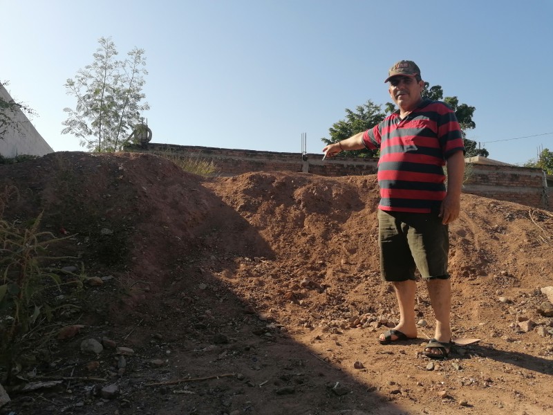 Terminan obra y dejan cerros de tierra afectando viviendas