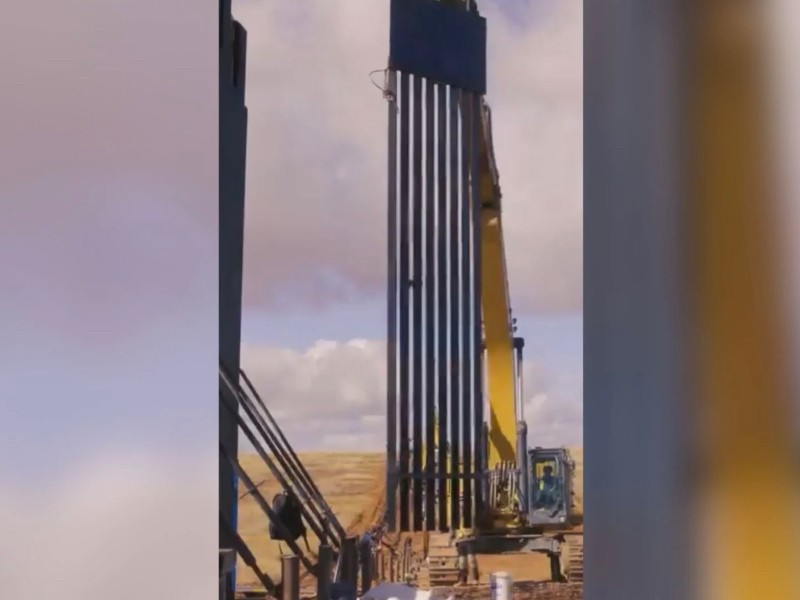 Terminan una milla de nuevo muro fronterizo