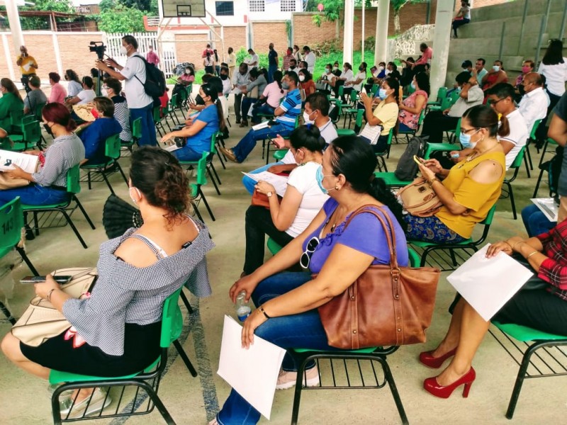 Terminó la espera para 104 escuelas norveracruzanas, recibieron sus escrituras