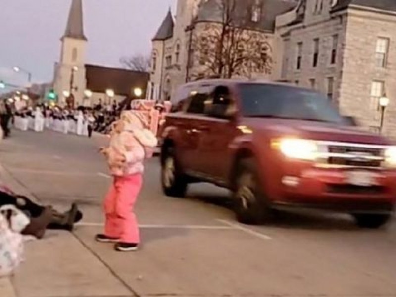 Terror en Wisconsin, camioneta impacta contra desfile navideño