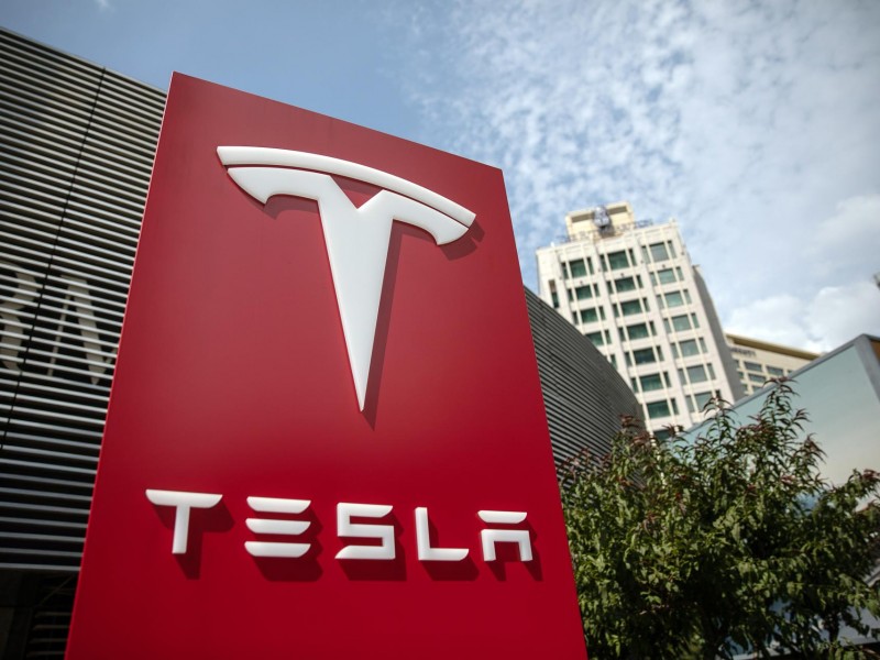 Tesla despide a docenas de empleados