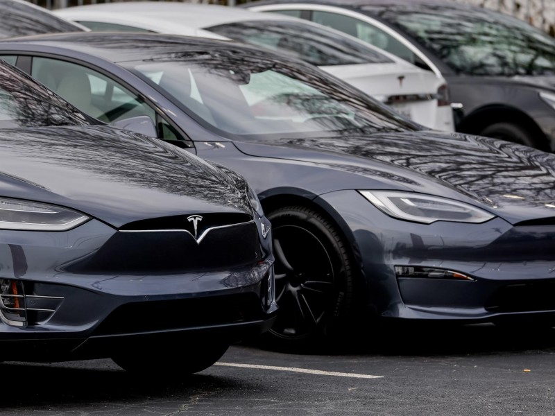 Tesla llamará a revisión a más de 362 mil vehículos
