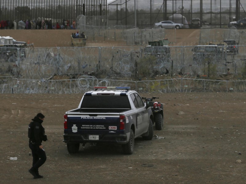 Texas coloca una nueva barricada para impedir campamentos migrantes