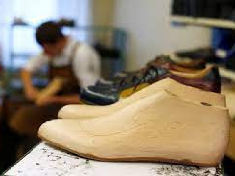 Textilero mexicano crea calzado con diseños artesanales