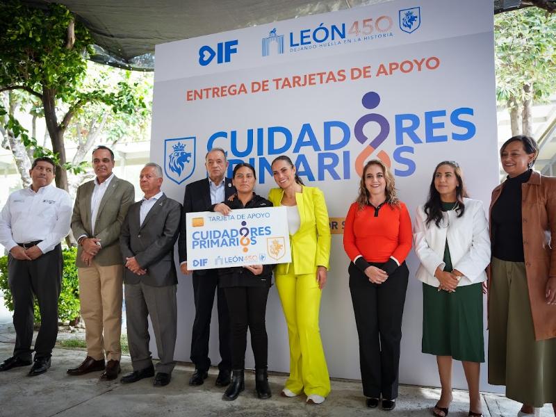 Entregan apoyos de seis mil pesos a 100 personas cuidadoras