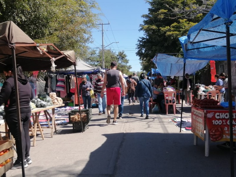 Tiangueros registran bajas ventas por periodo vacacional