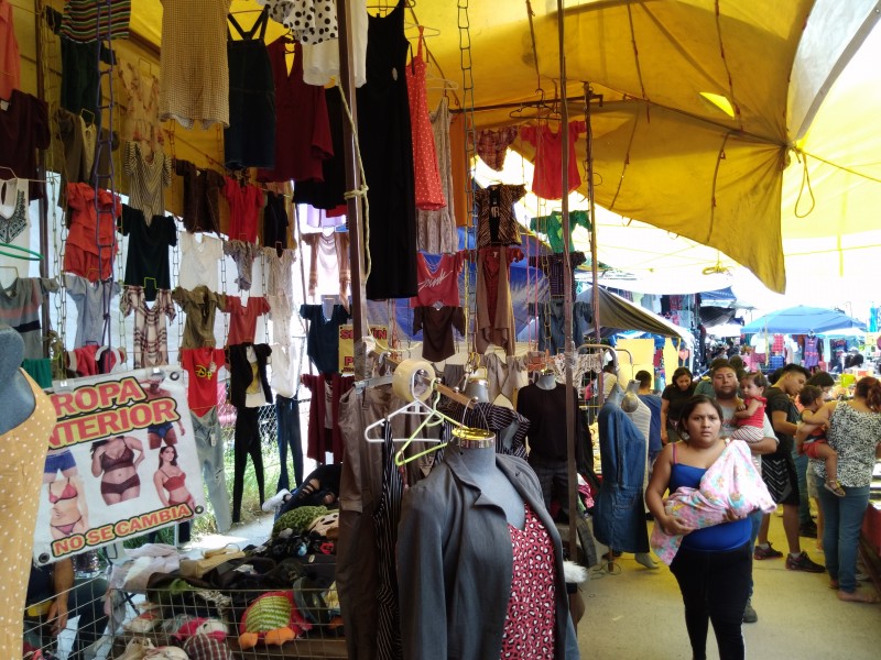 Tianguis lucen saturados durante tercera ola de contagios Covid-19