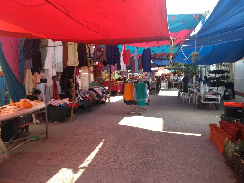 Tianguis lucen vacíos por desabasto de combustible