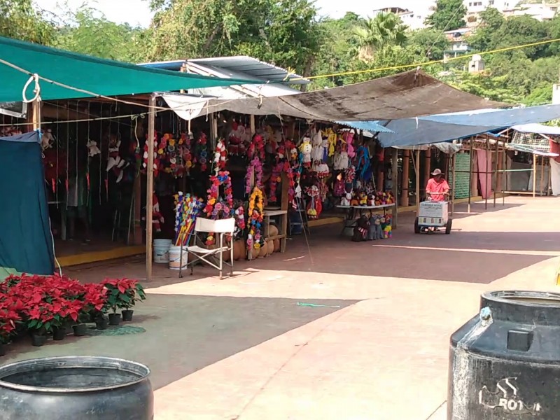 Tianguis Navideño emigra a la “5 de Mayo”