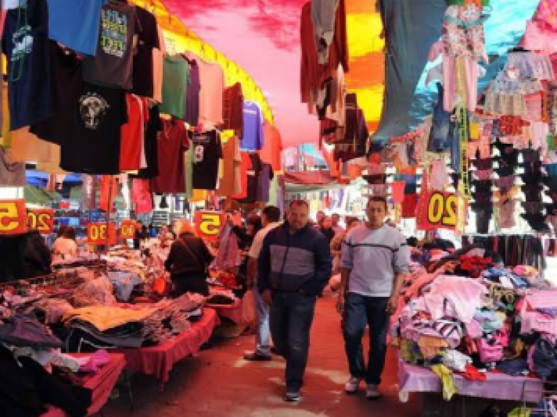 Tianguis resienten llegada de coronavirus en León