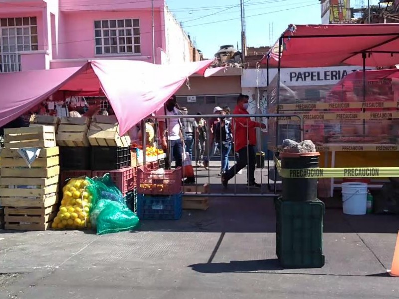 Tianguis se instalan pese a decreto de cierre los domingos