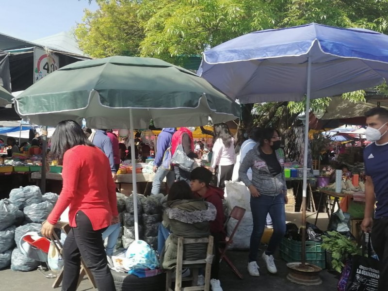 Tianguis y ambulantes continúan sin respetar decretos