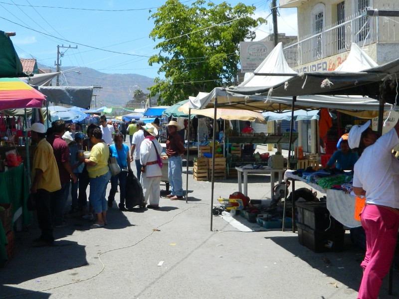 Tianguistas aumentarán ventas; ya pueden establecerse en doble fila