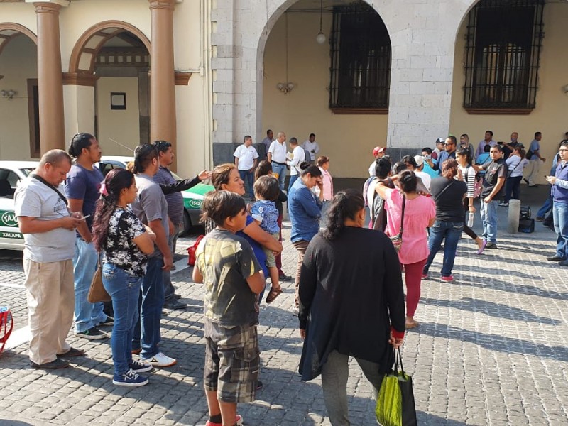 Tianguistas de la Hernández Castillo bloquean Enríquez