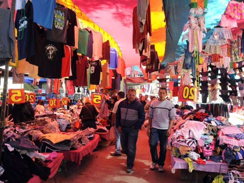 Tianguistas trabajan en paz, aunque tienen identificaos puntos rojos