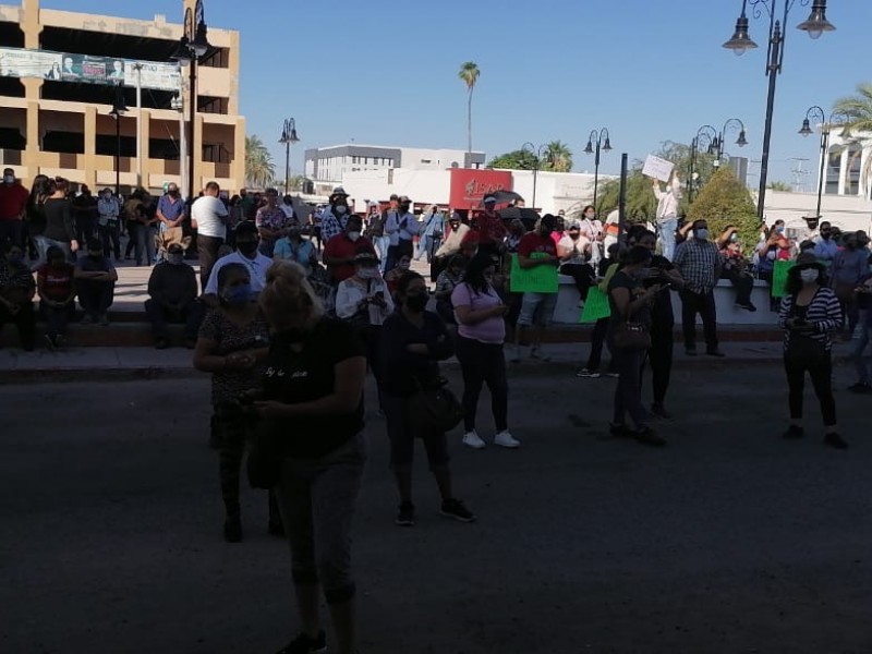 Tianguistas y músicos realizan en manifestación toma simbólica del congreso