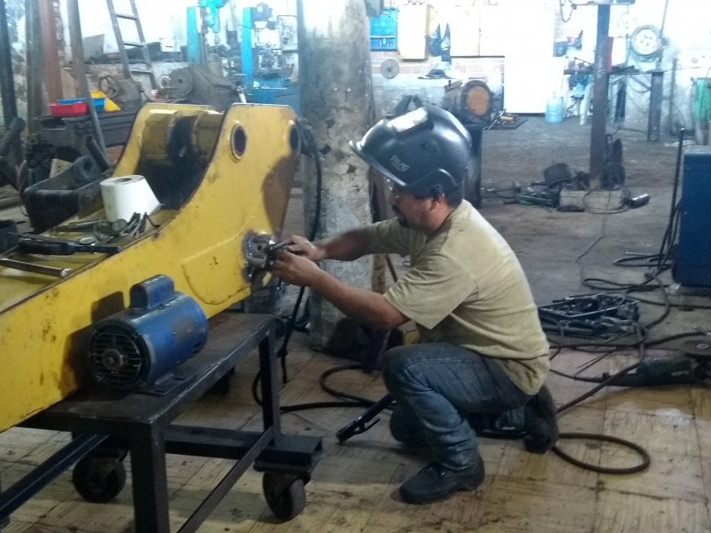 Tiene 40 años trabajando en un torno