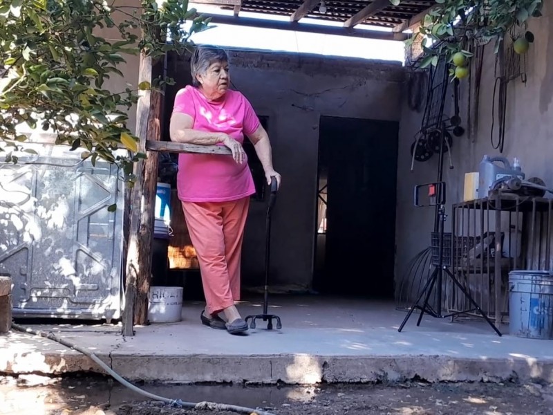 Tiene problemas para caminar y vive entre aguas negras