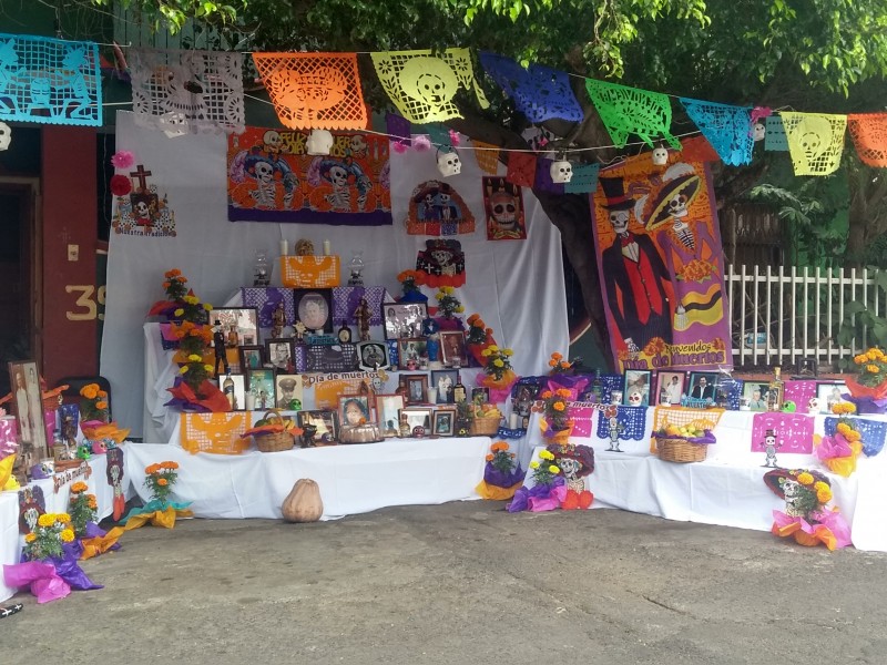 Tienen 22 años instalando altar de muertos