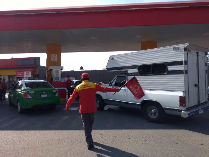 Tienen abasto de gasolina en forma intermitente