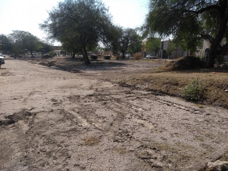 Tierra arrastrada por lluvias están generando olores fetidos