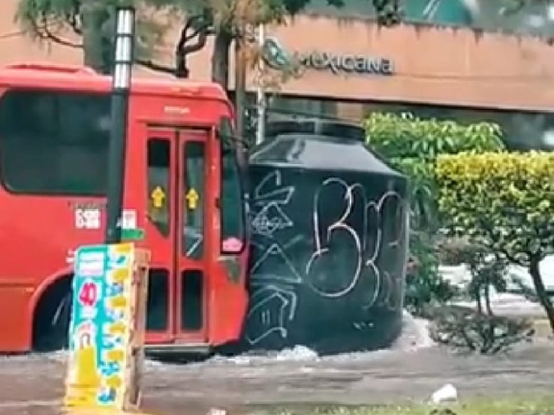 ¡Tinaco choca contra autobús!