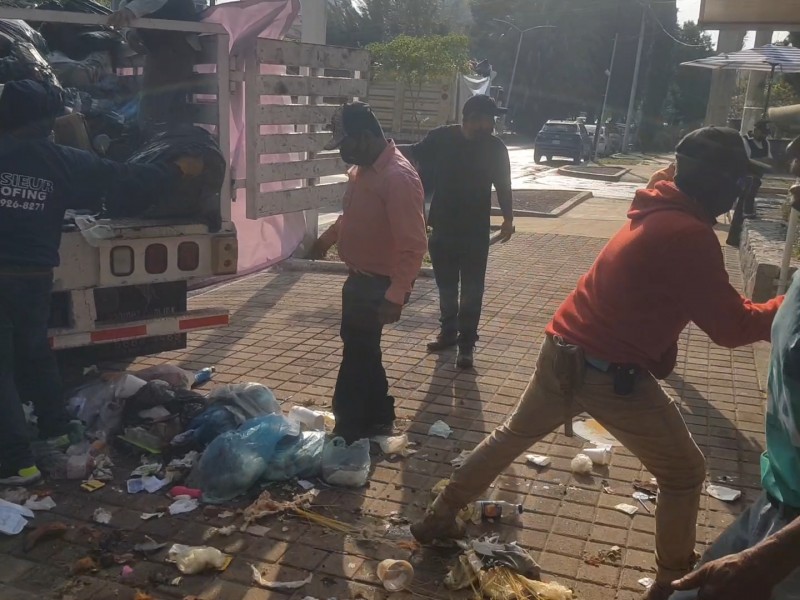 Tira Zamora basura en oficinas de CAABSA