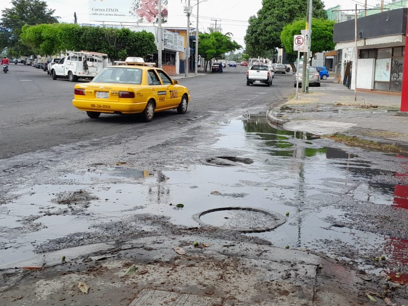 Tiradero de agua en avenida Maclovio Herrera de Colima