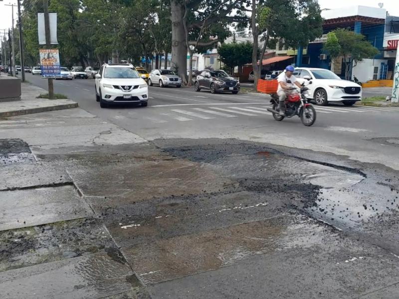 Tiradero de agua potable en avenida Ignacio Sandoval