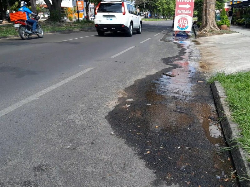 Tiradero de agua potable en avenida María Ahumada sin atención de Ciapacov