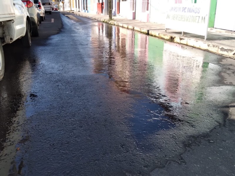 Tiradero de agua potable en calle Aquiles Serdán, Colima