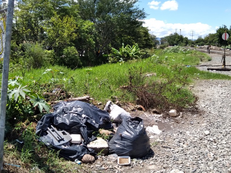 Tiradero de basura clandestino contamina antiguo cauce del río Mololoa