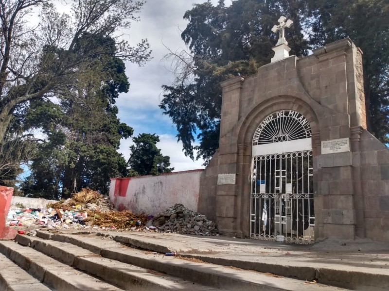 Tiradero de basura en panteón de Toluca