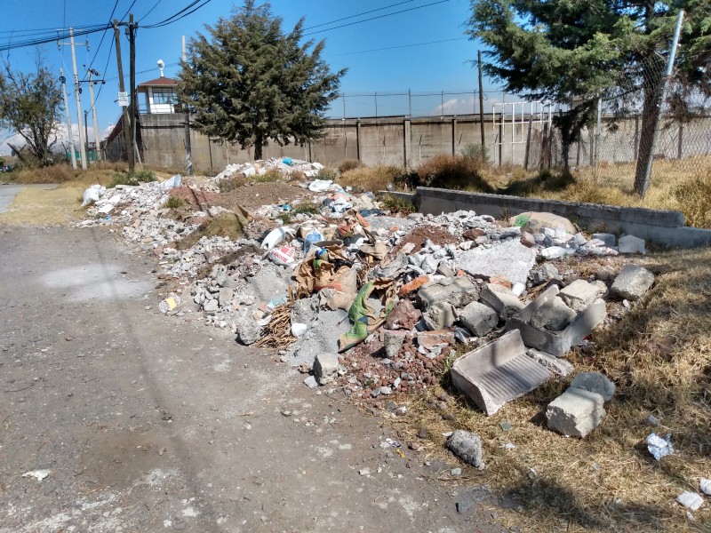 Tiradero de escombros en Almoloya de Juárez