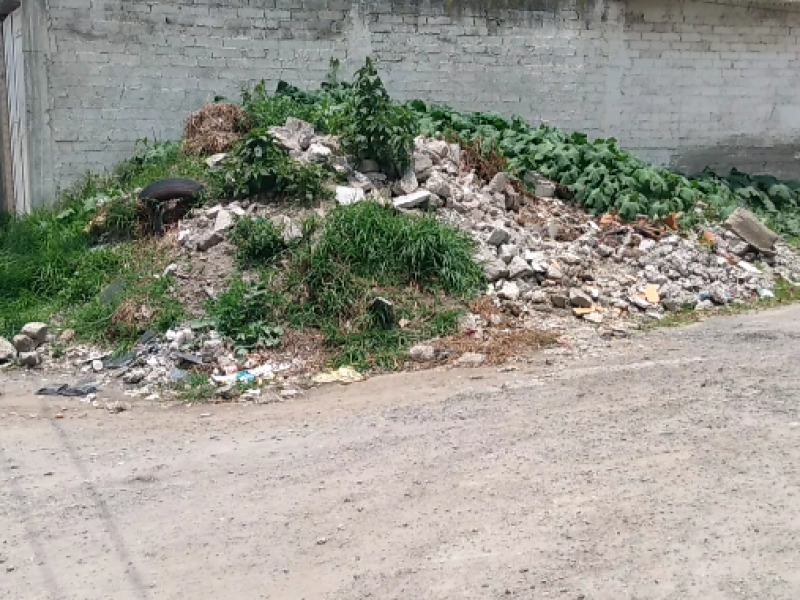 Tiradero de escombros en Colonia Ocho Cedros