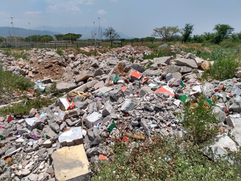 Tiradero de escombros opera sin autorización en Tehuantepec