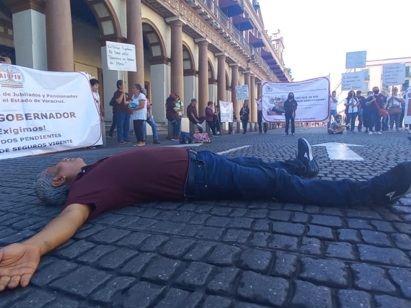 Tirados en el piso, así exigen pagos jubilados de Xalapa