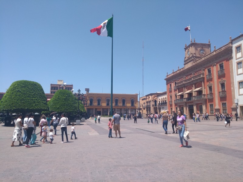 Tiran basura ciudadanos en centro histórico