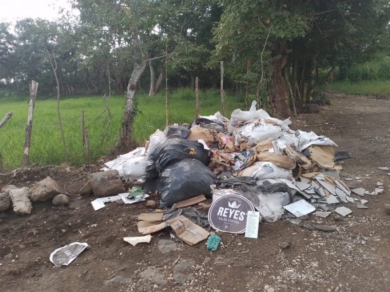 Tiran basura de bar de Xalapa en Coatepec