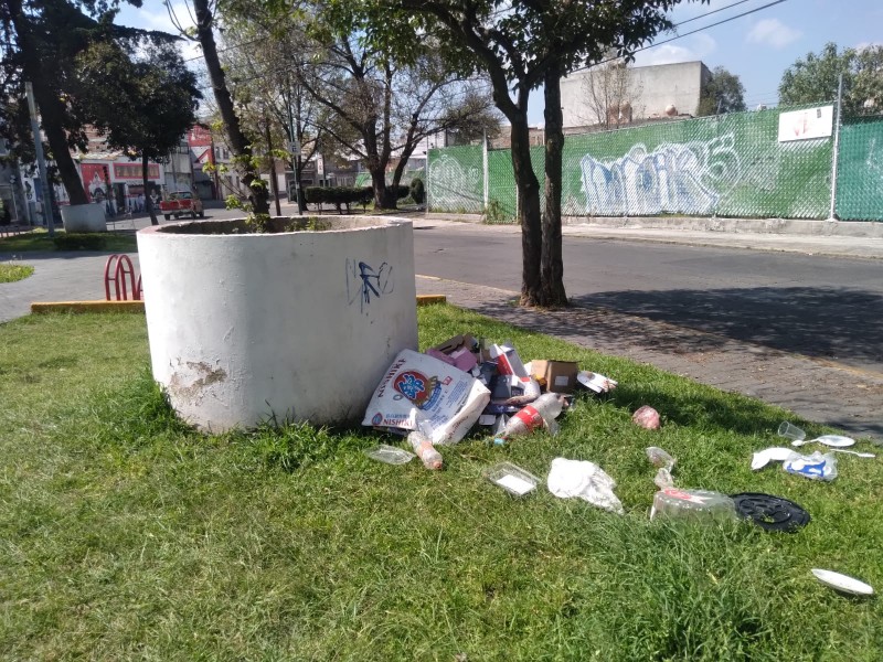 Tiran basura en parque de Toluca
