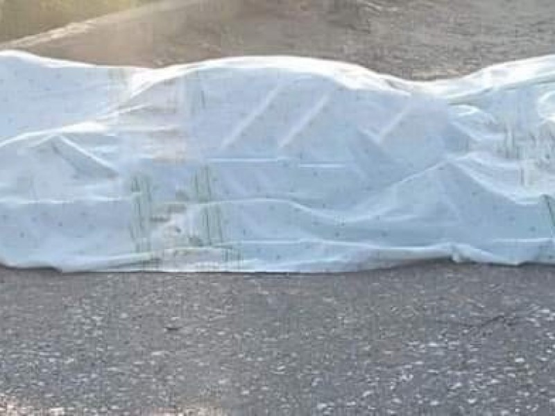 Tiran cuerpo embolsado en calles de junta auxiliar de Acajete