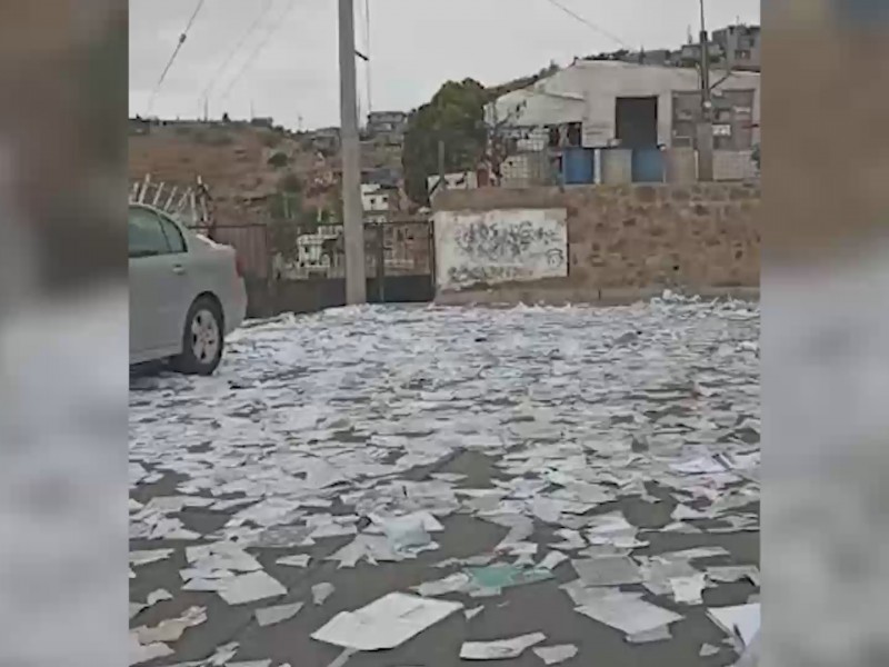 Tiran estudiantes hojas y cuadernos por finalización de cursos