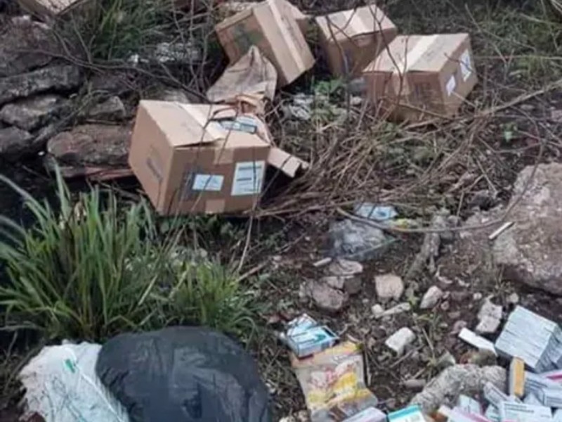 Tiran medicamentos caducos en lote baldío de Veracruz