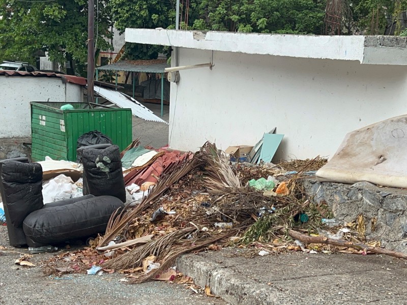 Tiran muebles y escombros en calles del Infonavit El Hujal