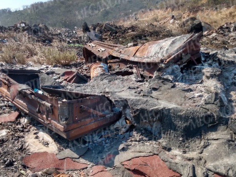 Tiran y queman desechos funerarios en basurero de Salina Cruz