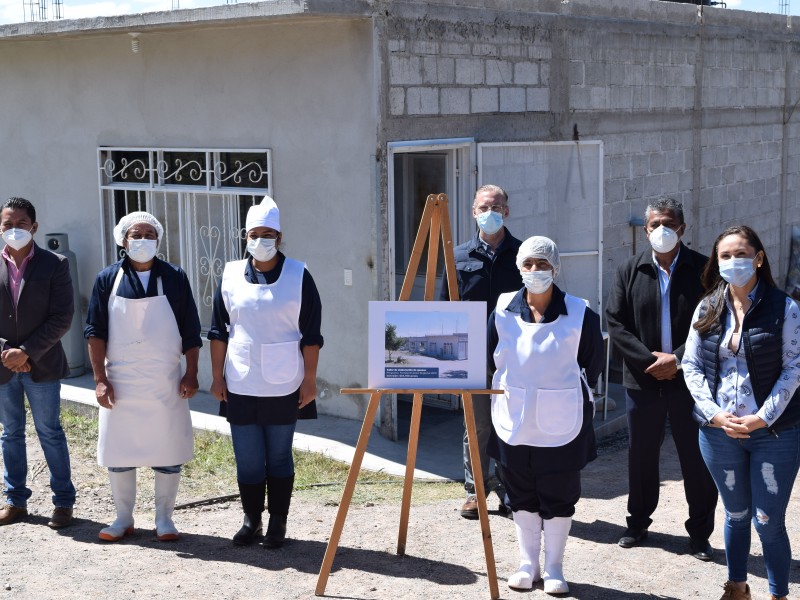 Titular de SEDESU visita a beneficiarios en Colón