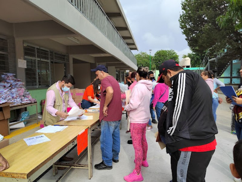 Tlajomulco inicia entrega de uniformes y útiles escolares