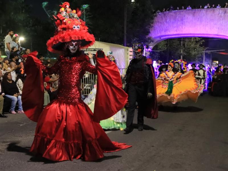 Tlaquepaque arranca su festival de muertos con desfile multitudinario