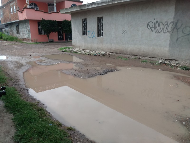 Toleran baches y encharcamientos en temporada de lluvia habitantes #DeLaOlimpo